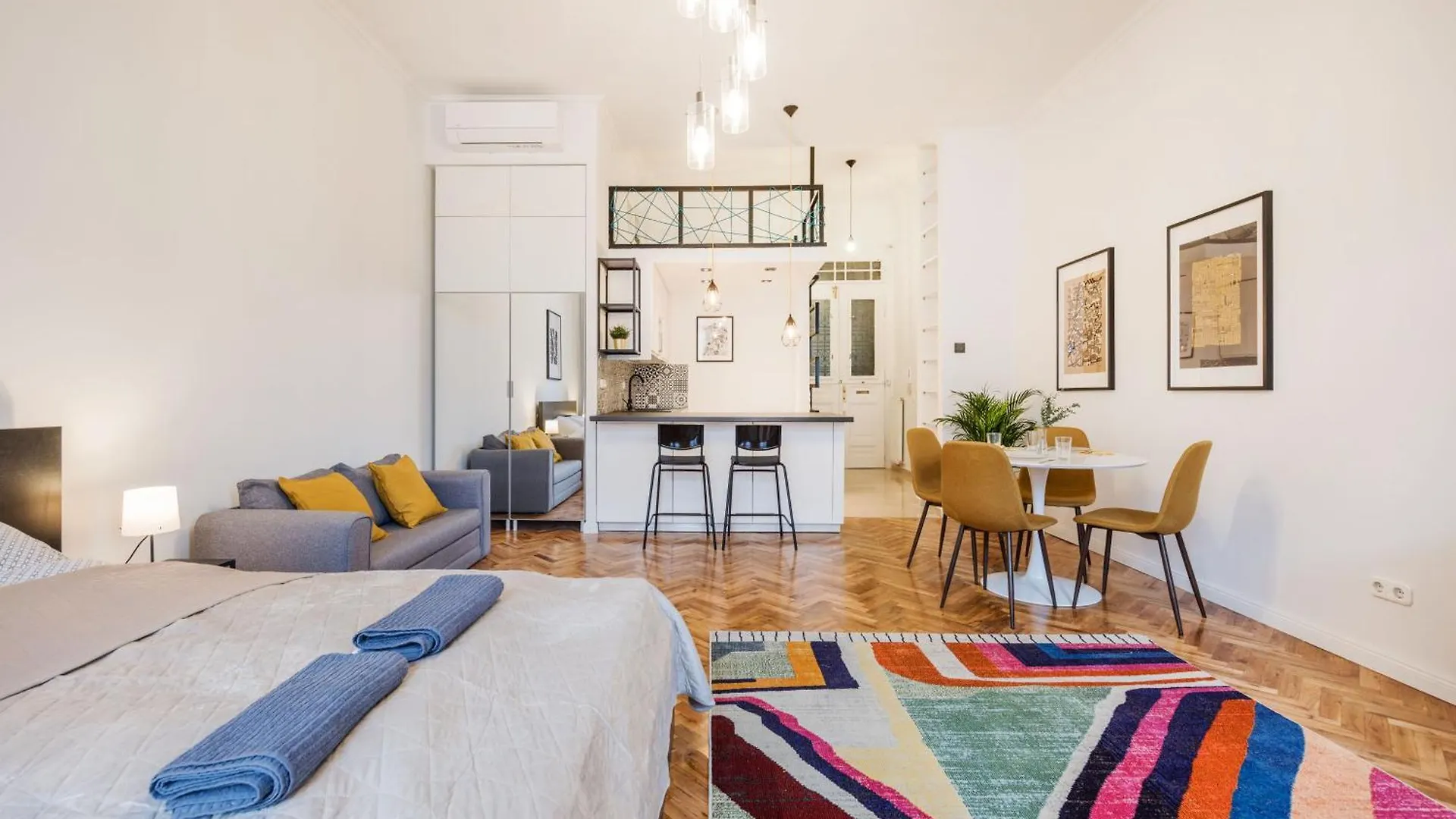 Your Charming Home At Parliament location